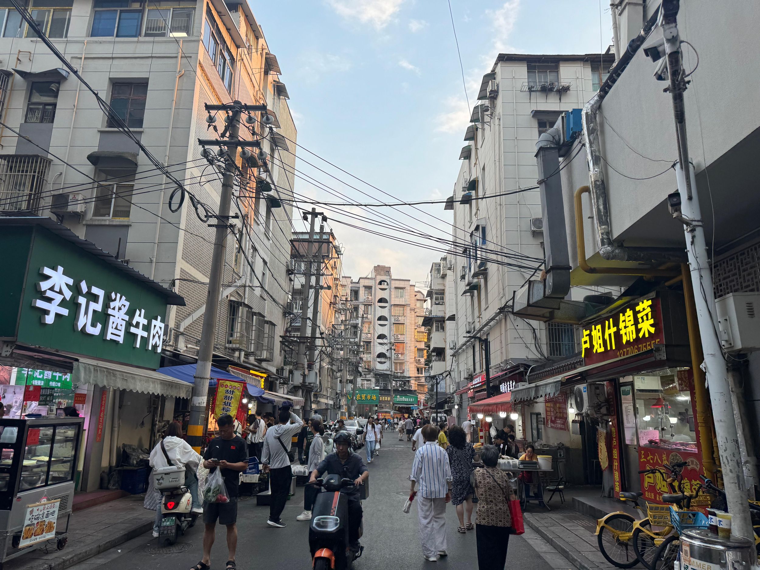 Essen, wo die Einwohner von Nanjing essen: Kulinarischer Rundgang durch eine versteckte Gasse mit einem Einheimischen