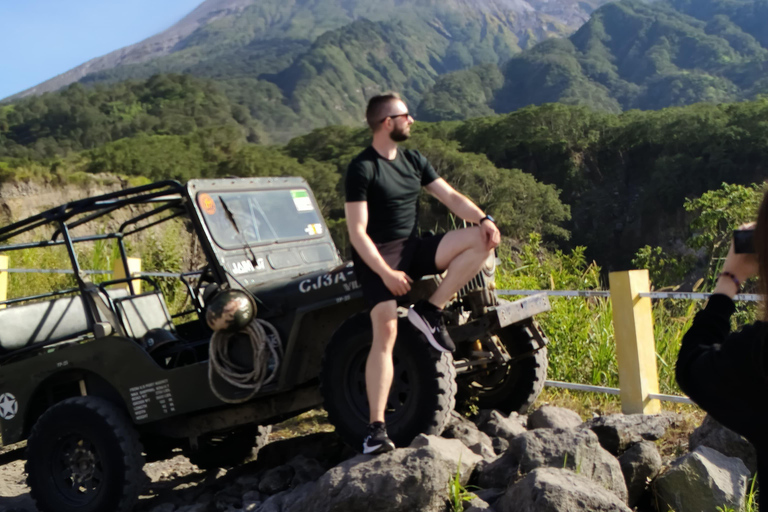 Yogyakarta : aventure en jeep au mont Merapi et circuit à véloYogyakarta : Excursion en jeep et à vélo au mont Merapi