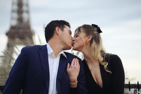 Paris: Photoshoot by the Eiffel Tower, BEST PRICE AND VALUE 15-Min Day Session – (5 Edited Photos)