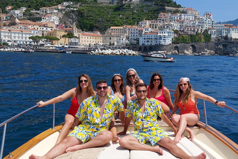 Amalfi: Amalfi Coast Boat Trip with Music and Snacks