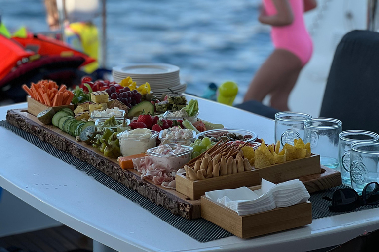 Mallorca: Discover paradisiacal coves on board of an exclusive catamaran