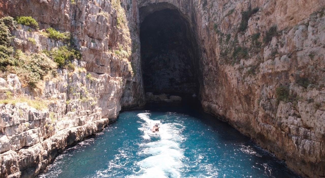 Vlora: Schnellboot-Fahrt zur Insel Sazan, nach Karaburun und zur Haxhi-Ali-Höhle