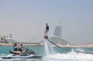 Dubai: 30 minuti di flyboard con istruttore e gelato gratis