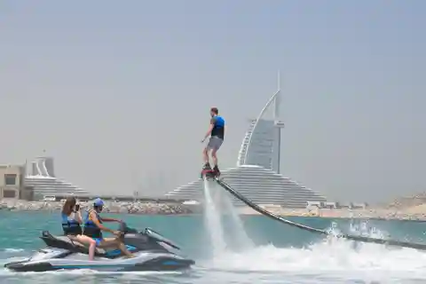 30-Min Dubai Flyboard with Instructor & Free Ice Cream