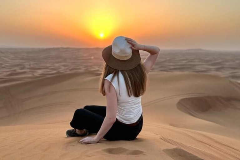 Safari dans le désert d'Arabie à Doha : coucher de soleil et balade en CamalSafari dans le désert de Doha avec coucher de soleil arabe et promenade à dos de chameau