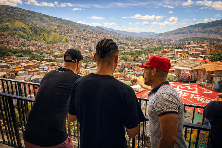 Medellín: Half-Day Tour to Comuna 13 & Exotic Fruit Market