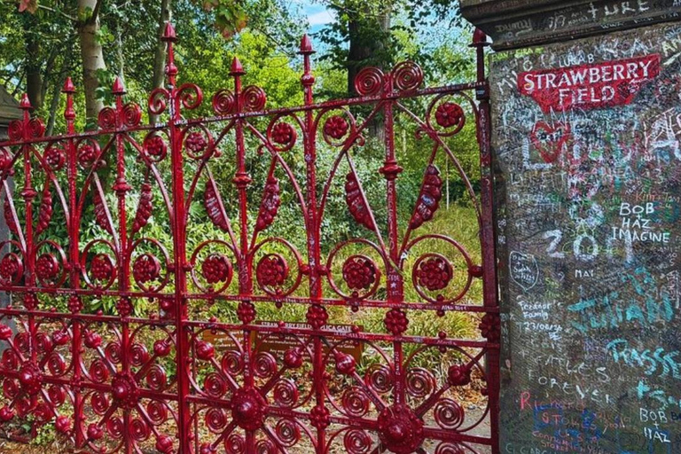 Liverpool: Private Beatles Taxi Tour with Guided Walk Finale