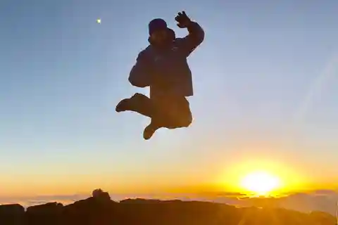 Maui: Haleakala Sunset Tour with Snacks and Photos