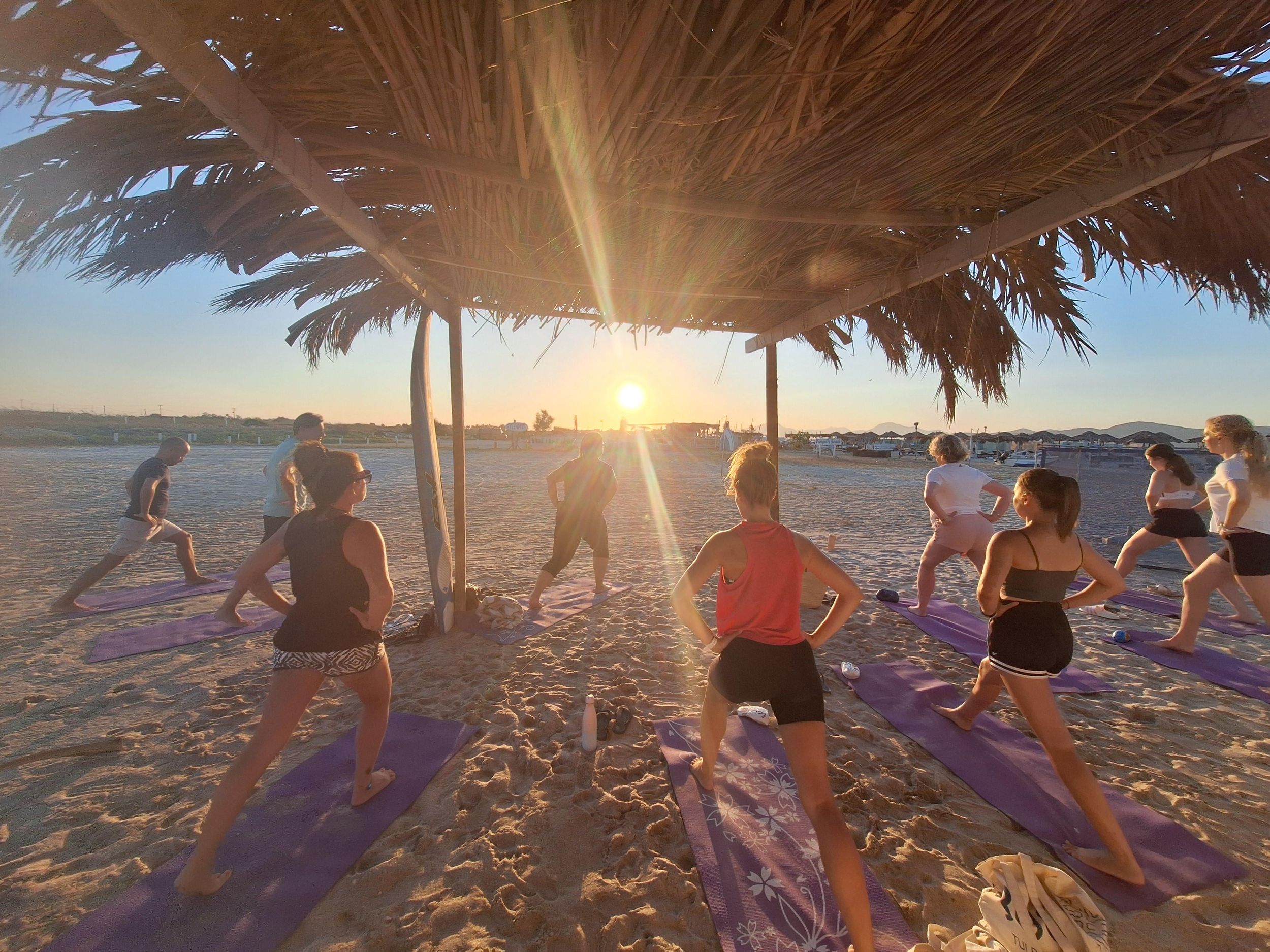 Pilates bei Sonnenuntergang am Strand von Tigaki