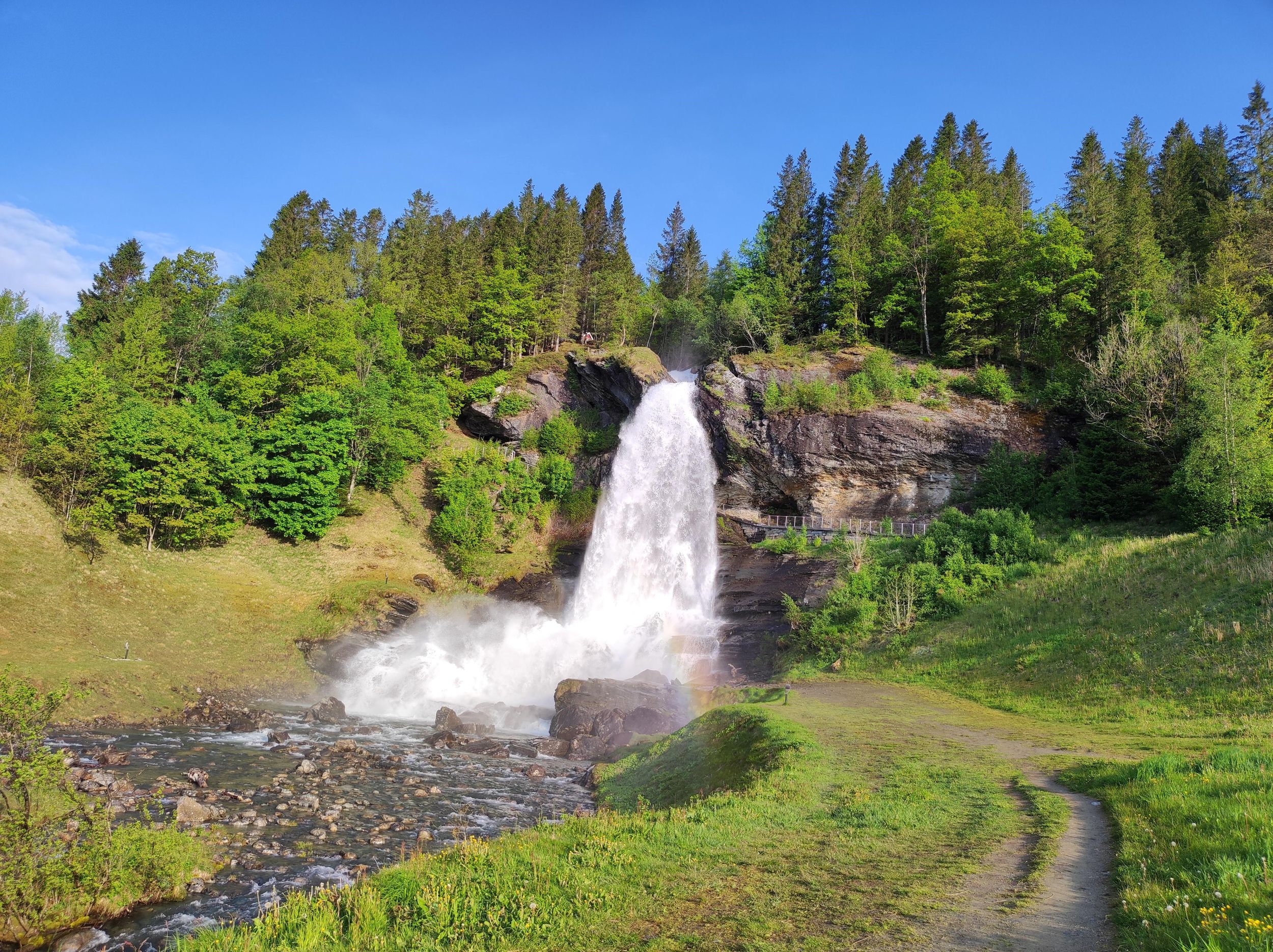 Private Tour in Bergen: Wasserfälle von Hardanger mit Snack