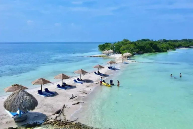 Coveñas: Spend a day on Isla Palma with a pool and beach in the archipelago!