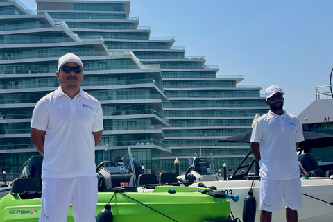 Tour de áudio pela Ilha Yas, condução própria guiada em grupo, fácil e divertidoSeaRay 25 FT • Com o capitão Bayside • Perfeito para até 6 pessoas