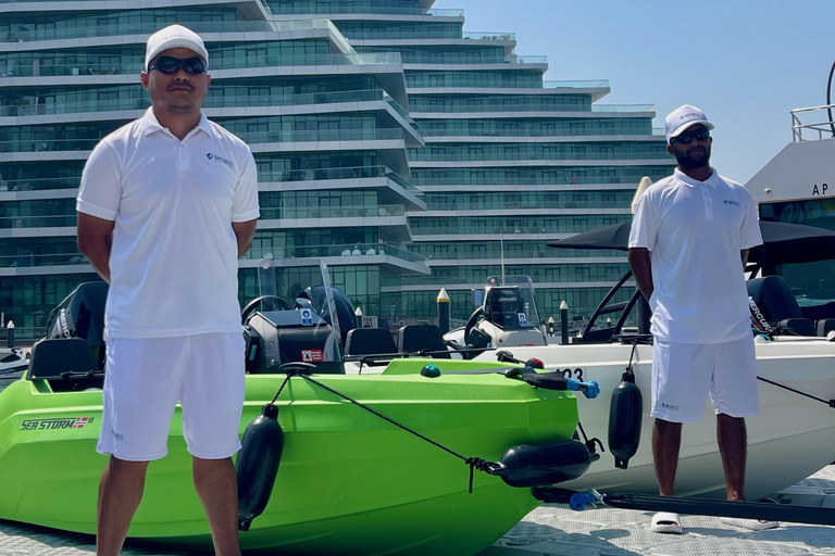 Tour de áudio pela Ilha Yas, condução própria guiada em grupo, fácil e divertidoSeaRay 25 FT • Com o capitão Bayside • Perfeito para até 6 pessoas