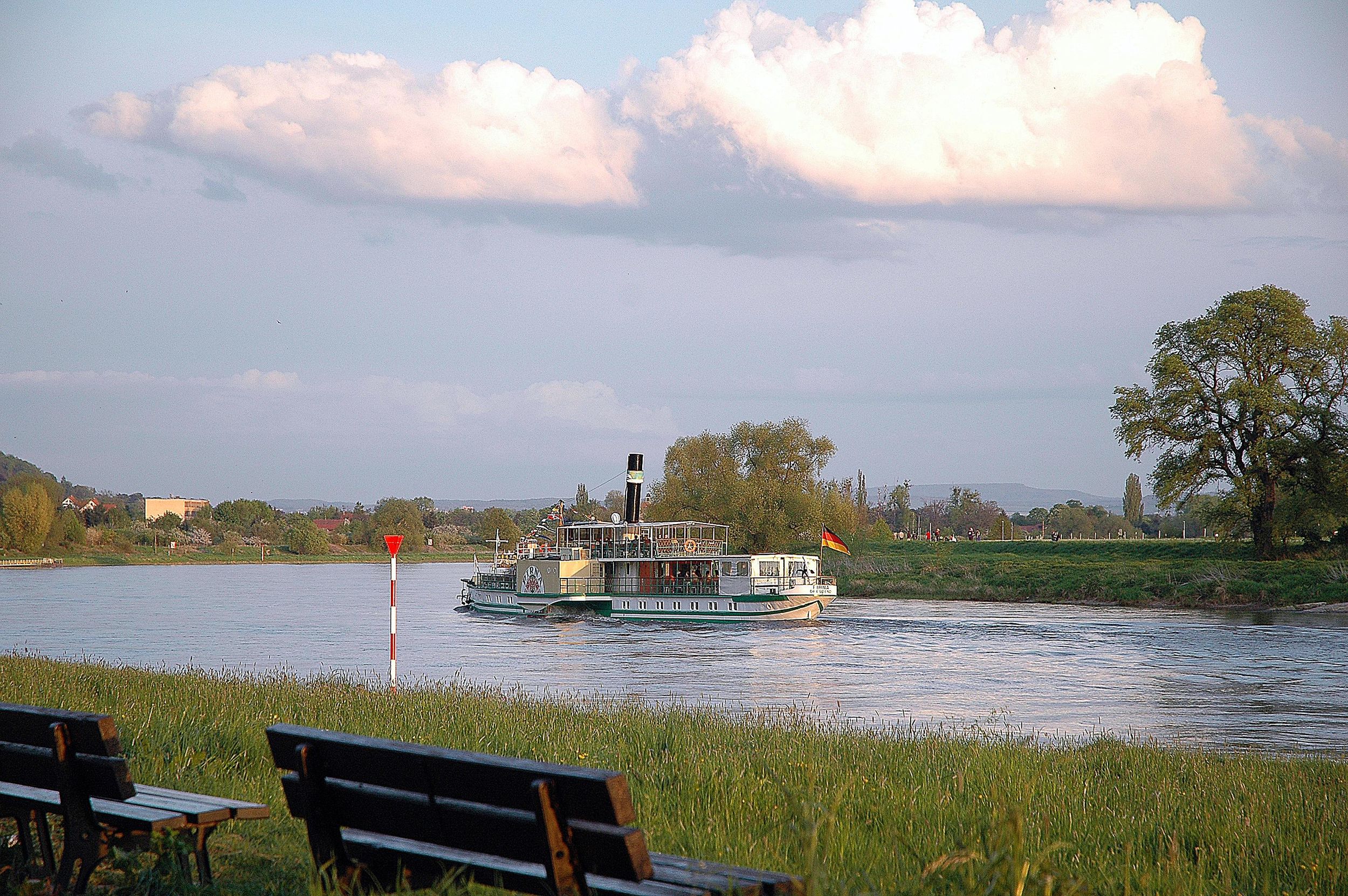 Dresden: Elbschifffahrt und Weinprobe auf Schloss Wackerbarth