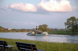 Dresden: Elbschifffahrt und Weinprobe auf Schloss Wackerbarth