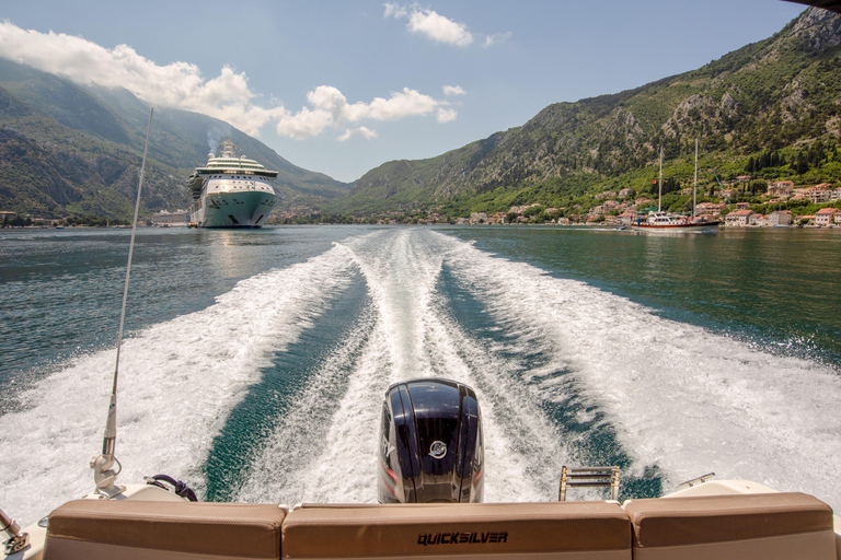 Tour in motoscafo della baia di Boka e della grotta azzurra per un ricordo che durerà tutta la vita