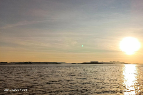 Labuan Bajo: Kalong Island Sunset Boat Tour with Snorkeling