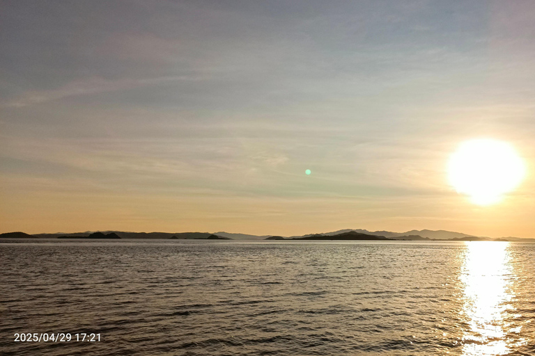 Labuan Bajo: Kalong Island Sunset Boat Tour with Snorkeling