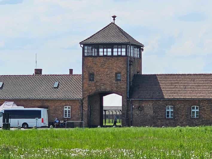De Cracóvia: tour guiado a Auschwitz-Birkenau com serviço de busca