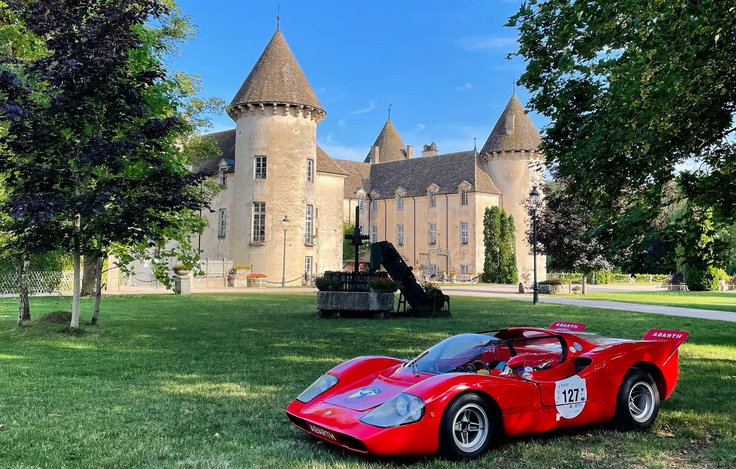 Besichtigung der Museen des Château de Savigny: Flugzeuge, Autos, Motorräder ...