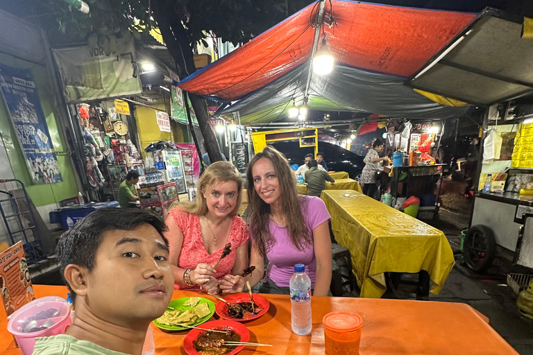 Jakarta: avondwandeltour met snacks en dinerJakarta: nachtelijke wandeltour met snacks en diner