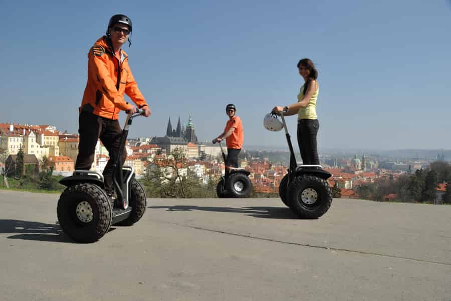 Prag: 2-stündige Segway-Tour mit Hotelabholung. Foto: GetYourGuide Prag: 2-stündige Segway-Tour mit Hotelabholung. Foto: GetYourGuide