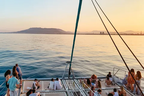 Malaga: Katamaran-Segelausflug mit Sonnenuntergangsoption