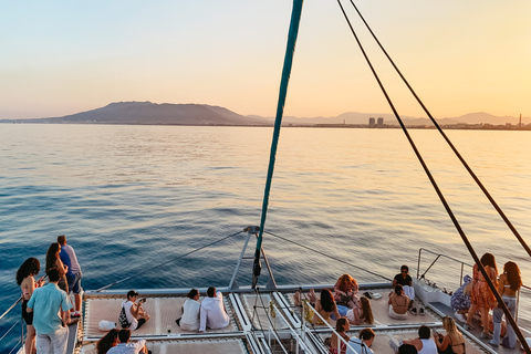 Malaga : excursion en catamaran avec option coucher de soleilCroisière au coucher du soleil avec verre de cava et sièges dans les filets