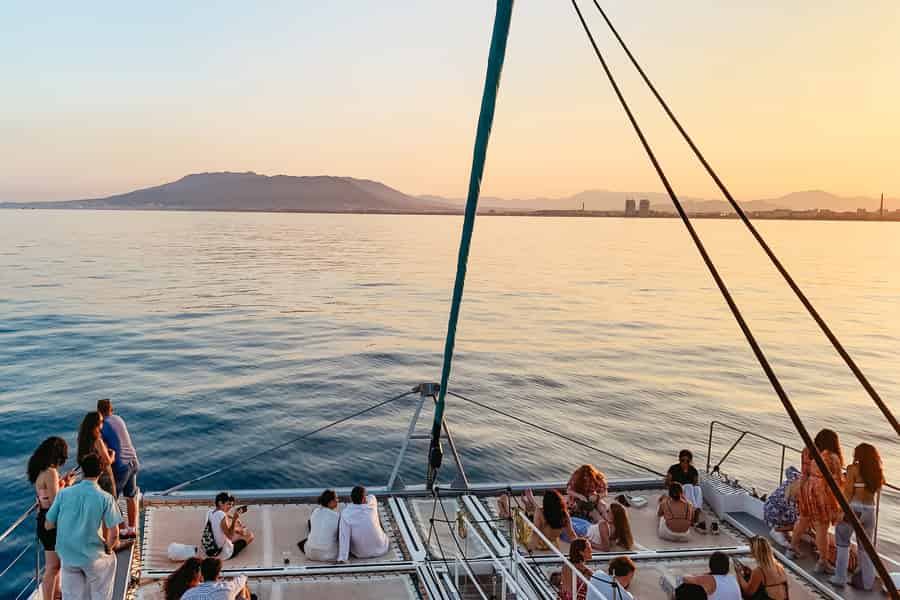 Malaga: Katamaran-Segelausflug mit Sonnenuntergangsoption. Foto: GetYourGuide
