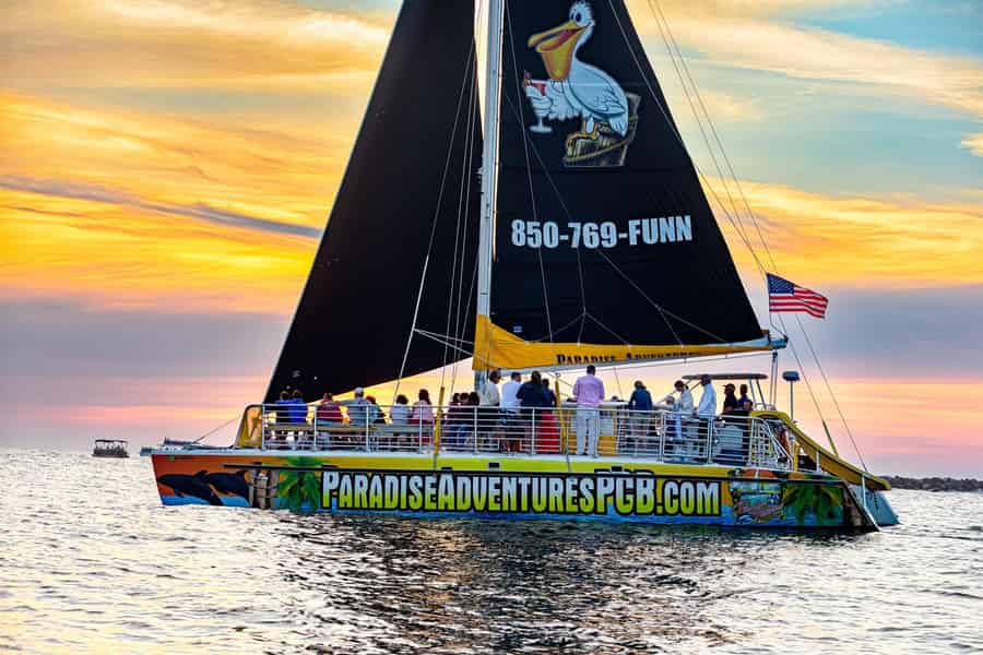 Panama City Beach: Sonnenuntergangsfahrt auf dem Privateer Katamaran. Foto: GetYourGuide