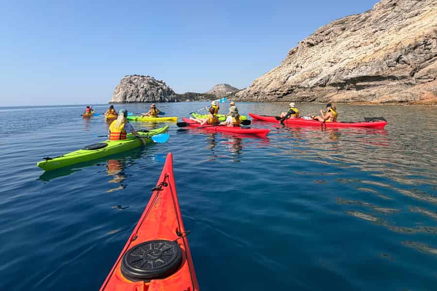 Rhodos: Seekajak in Höhlen, versteckten Buchten und kristallklarem Wasser. Foto: GetYourGuide Rhodos: Seekajak in Höhlen, versteckten Buchten und kristallklarem Wasser. Foto: GetYourGuide