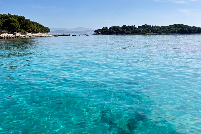 Ze Splitu/Trogiru: Błękitna Laguna i 2 wyspy - pół dnia prywatnieZe Splitu: prywatna półdniowa wycieczka do Błękitnej Laguny i Šolta Nečujam