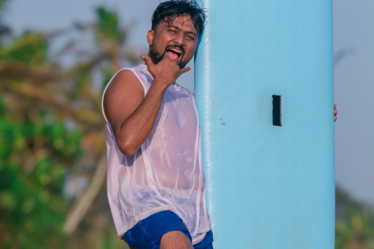 Surf & Stay – Beginner Surf Lessons with Stand‑Up Guarantee Mirissa: Surfing Lesson with Equipment & ISA Instructor