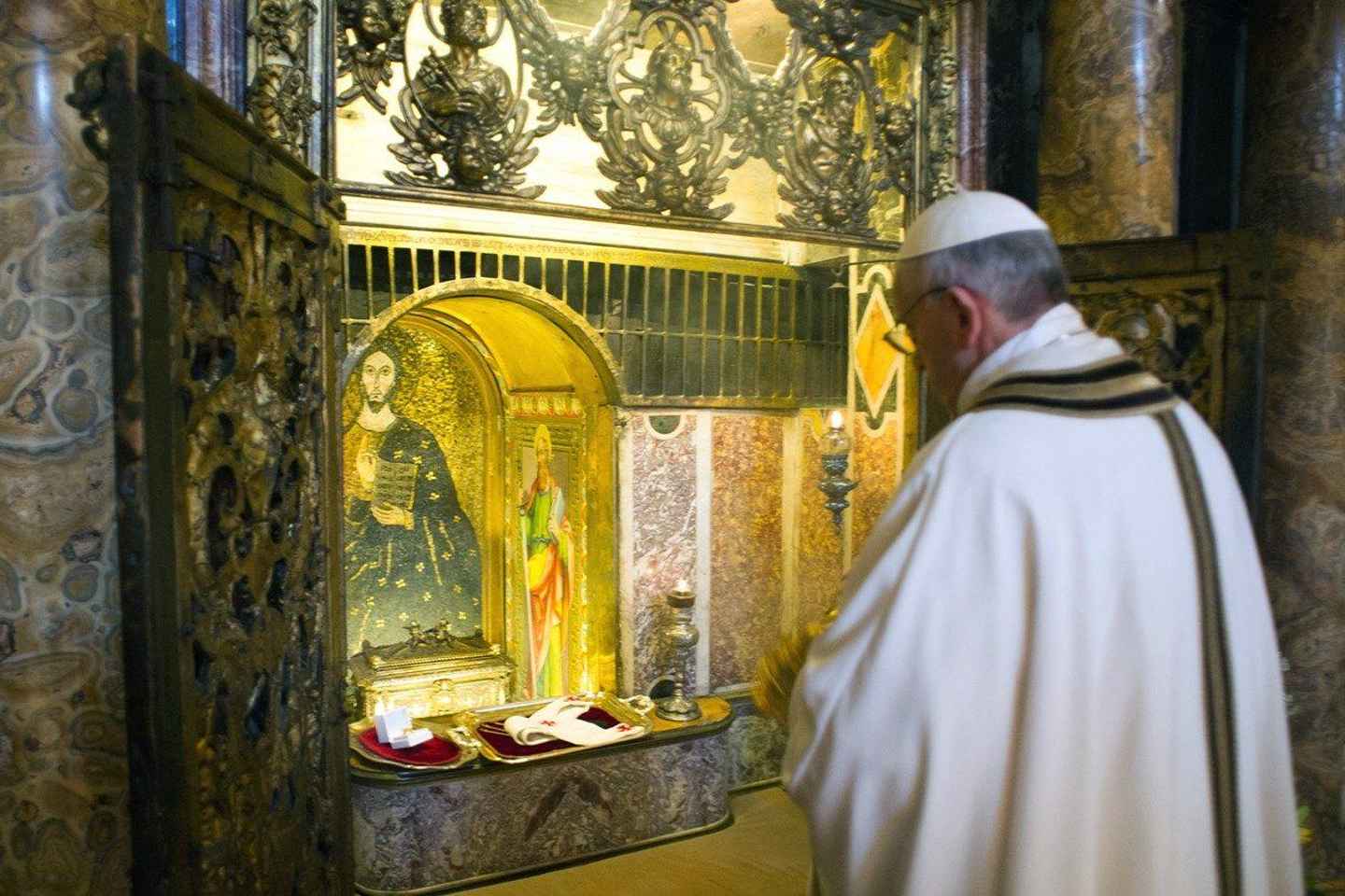 Discover St. Peter's Basilica: Dome & Historical Walk