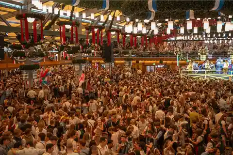 München: Oktoberfest-Tour und Besuch einer großen Festzelt mit ortskundigem Guide