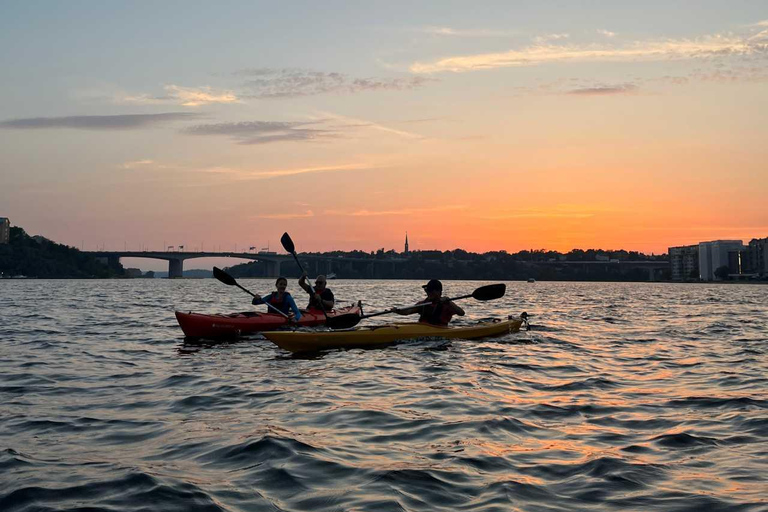 Stockholm : Excursion en kayak au coucher du soleil dans la ville + Fika suédoisVisite standard - guidée en anglais