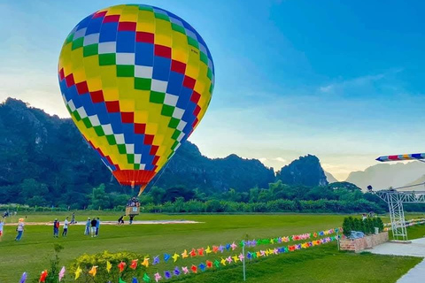 From Vientiane: Vang Vieng Day Trip, Nam Xay & Lagoon Vang Vieng Day Trip, Nam Xay & Balloon (Private)