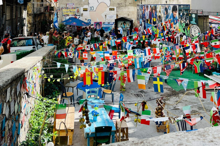 Tour de arte de rua no bairro espanhol e ídolo de MaradonaTour de arte de rua no Bairro Espanhol e no ídolo Maradona