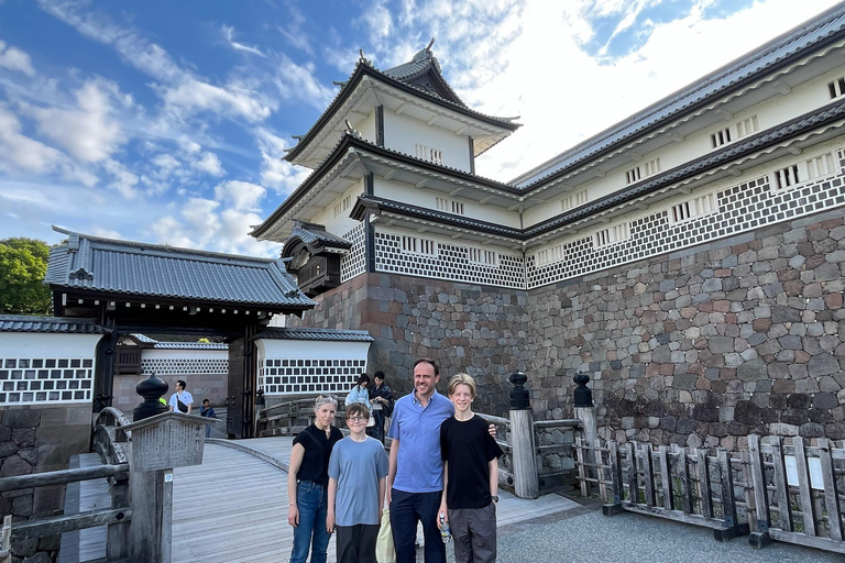 Kanazawa: Castle Interior & Kenrokuen Garden Tour