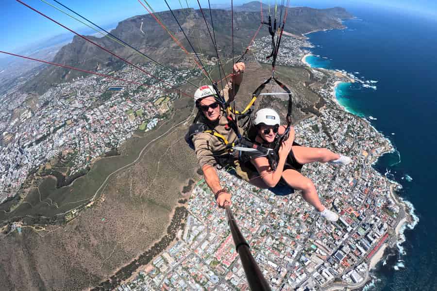 Kapstadt: Tandem-Paragliding mit Blick auf den Tafelberg. Foto: GetYourGuide