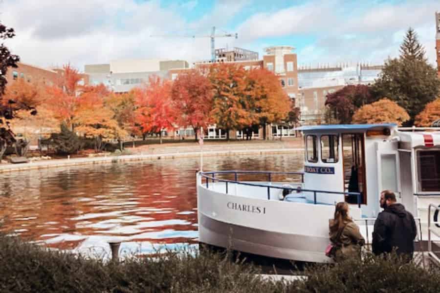 Boston: Charles River Fall Foliage Sightseeing Cruise. Foto: GetYourGuide Boston: Charles River Fall Foliage Sightseeing Cruise. Foto: GetYourGuide