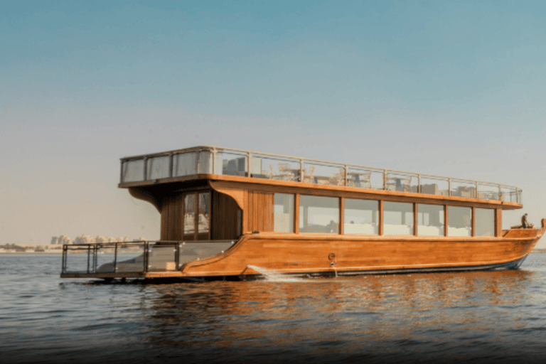 迪拜：日落与晚餐游轮之旅，乘“娜拉女士”号启航上层甲板