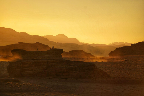 Wadi Rum: 4x4 Jeep Tour 6u met zonsondergang &amp; met overnachting