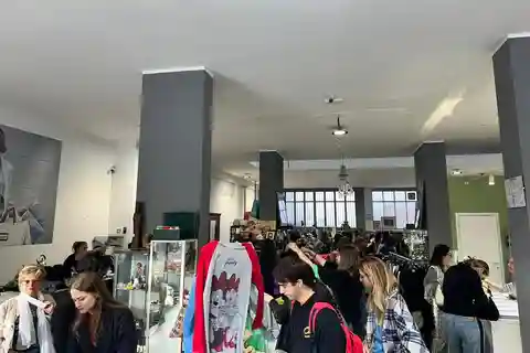 Milão: Pintura de um saco numa loja vintage