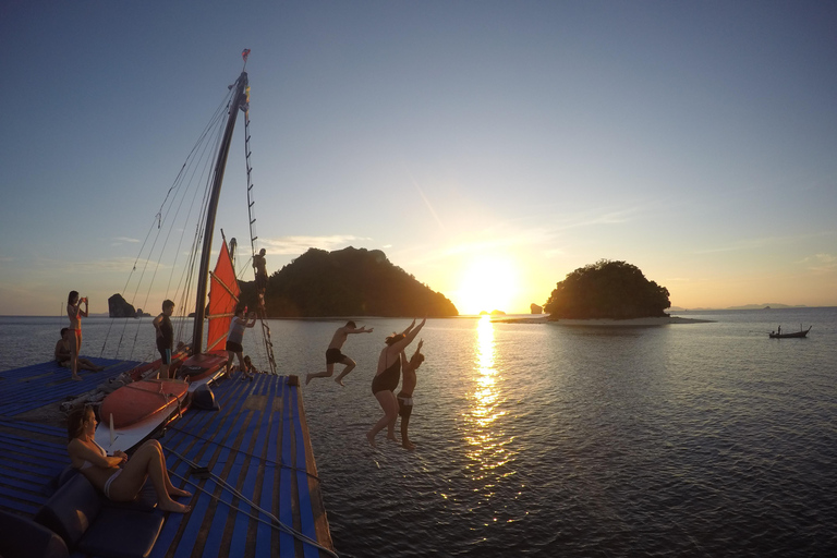 KRABI: crucero privado con cócteles y esnórquel al atardecer en un barco junco