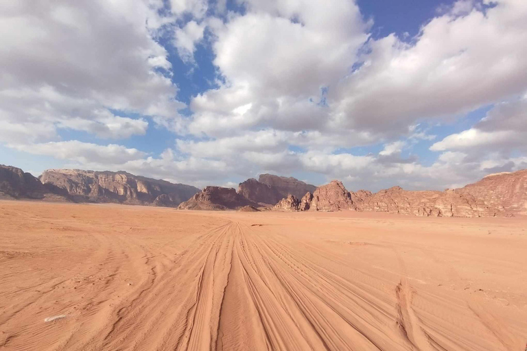 Wadi Rum: 2-stündige Jeeptour mit Beduinentee