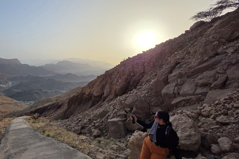 Muscat: Saal Walk Guided Hike with Sunset & City Views Tour