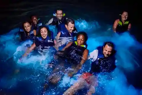 Circuito VIP da ilha: Clubes de praia, corais e mares luminescentes