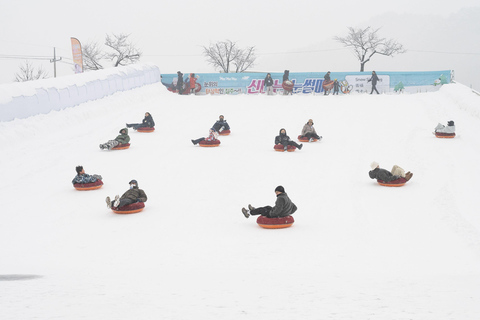 Pêche sur glace à Hwacheon et visite hivernale de la vallée d&#039;Eobi au départ de SéoulDépart de la station Hongik Univ. sortie4