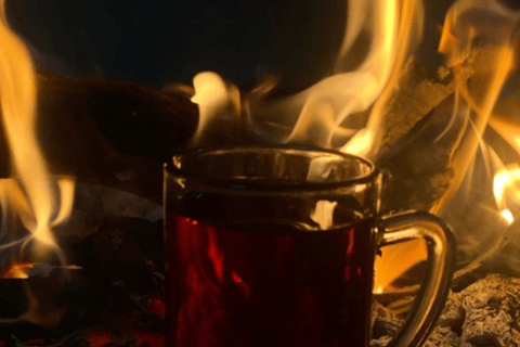 Wadi Rum: Almoço ou Jantar ao Estilo Beduíno com Serviço de BuscaAlmoço beduíno local com chá, café, bebidas geladas e serviço de busca